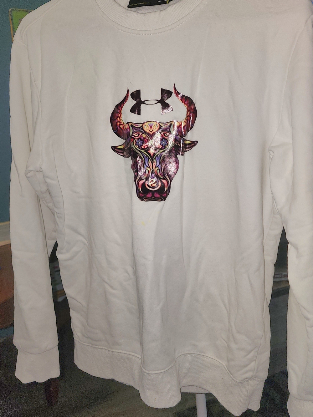 Under Armour White Crewneck Sweatshirt with Colorful Bull Graphic Sz Lrg